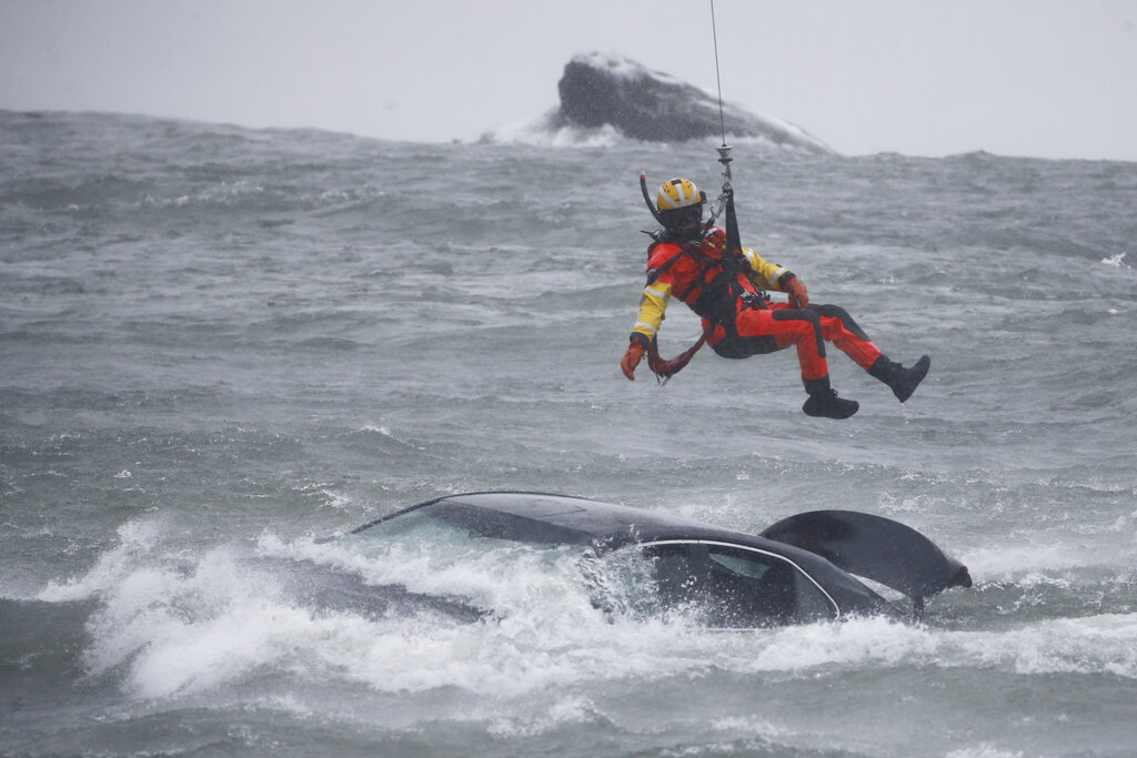 WATCH: Coast Guard attempts daring rescue as car is submerged in Niagara Falls rapids