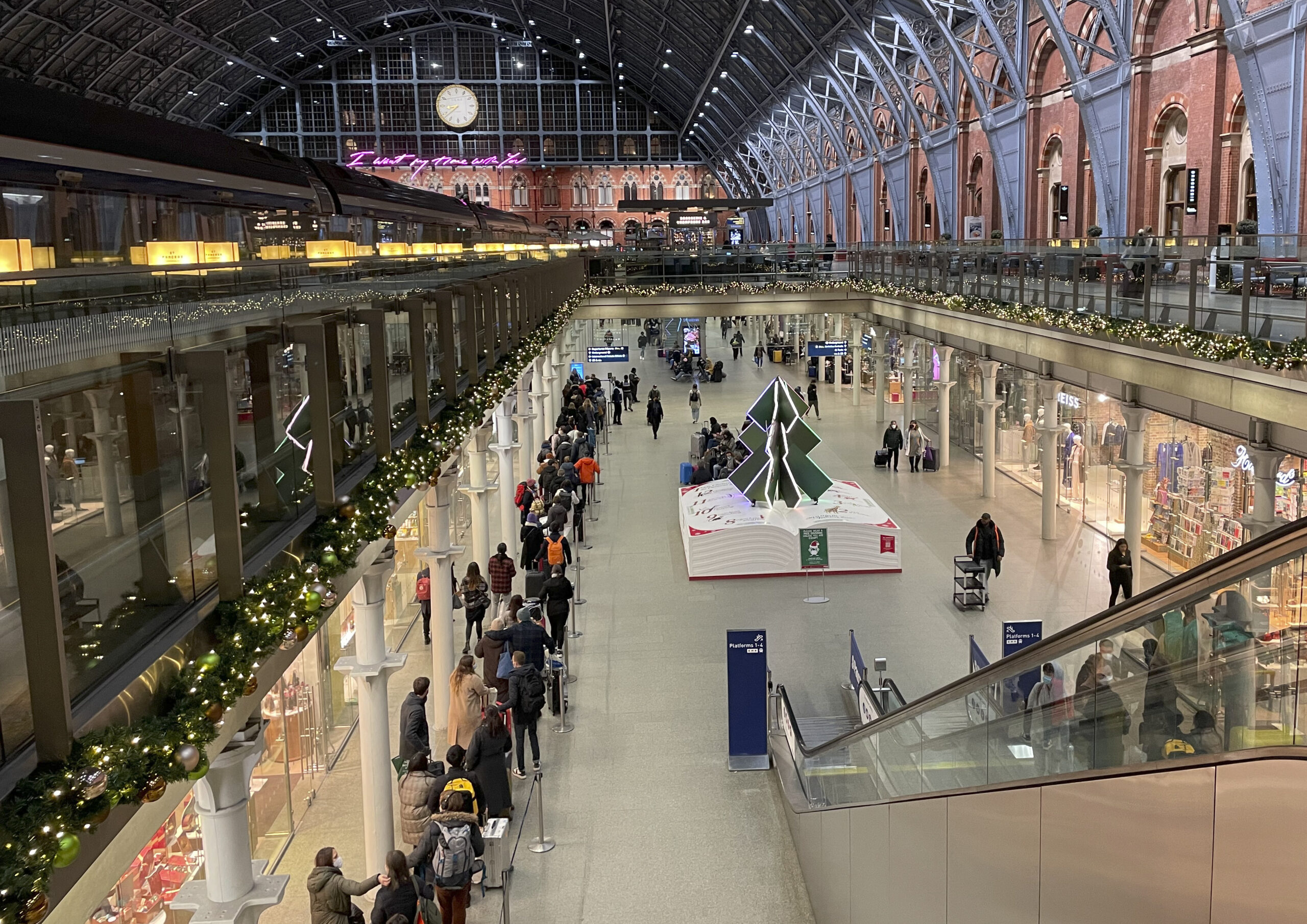 UK to lift COVID-19 testing requirement for vaccinated travelers