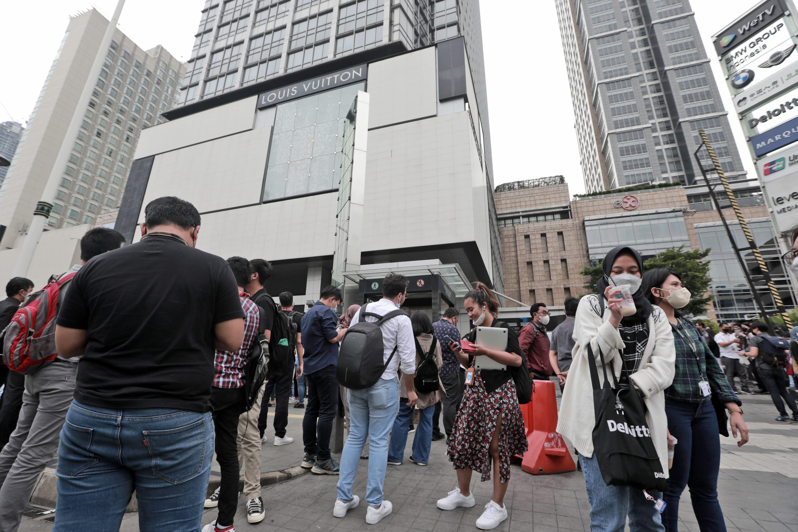 Indonesia issues tsunami warning after 7.9-magnitude earthquake