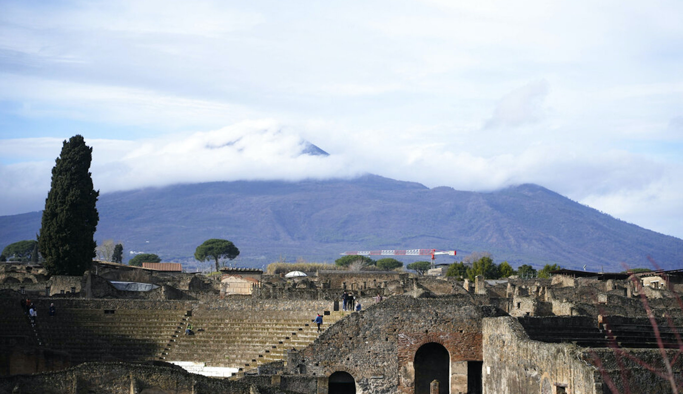 US tourist falls into Mount Vesuvius after taking selfie