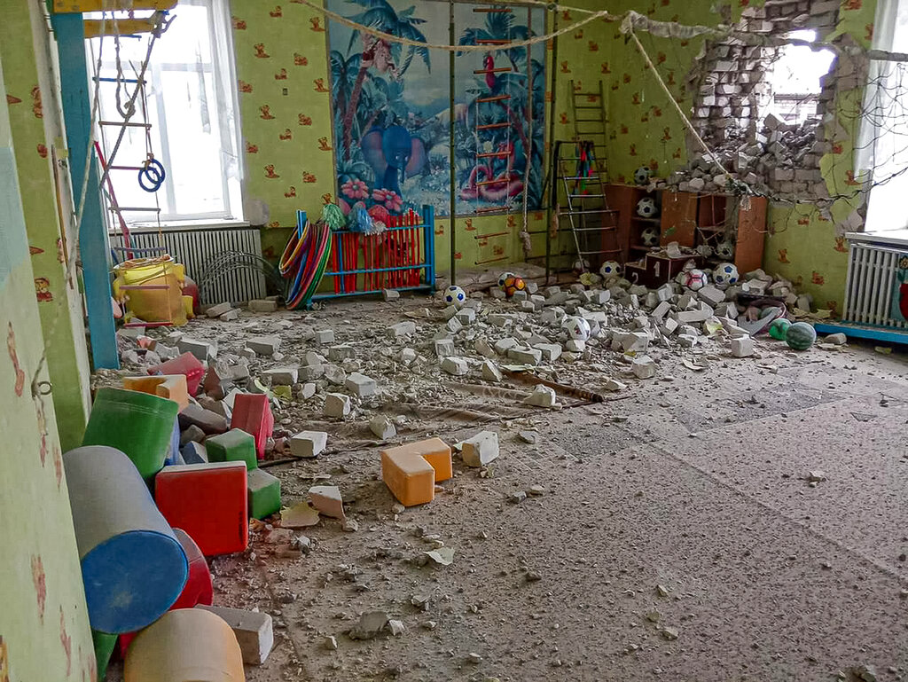 Ukraine, Russian rebels accuse one another of shelling local villages