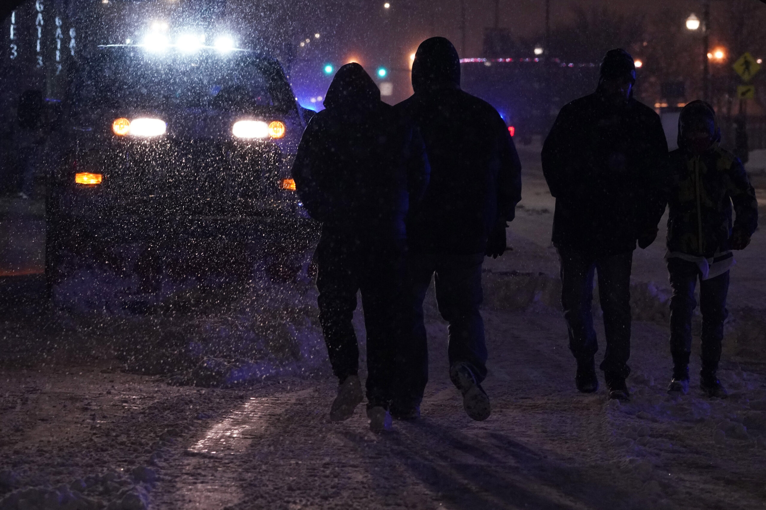 Winter storm precipitates 100-vehicle pileup in Illinois
