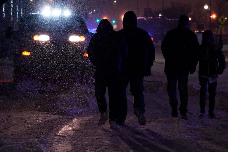 Winter storm precipitates 100-vehicle pileup in Illinois