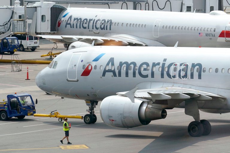 American Airlines to bring back alcohol and snack sales