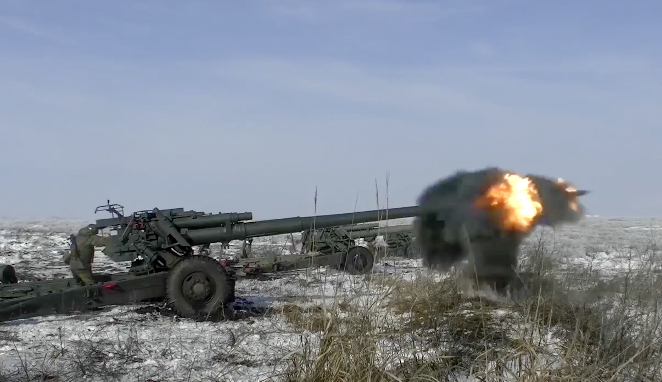 US begins training Ukrainians on howitzers