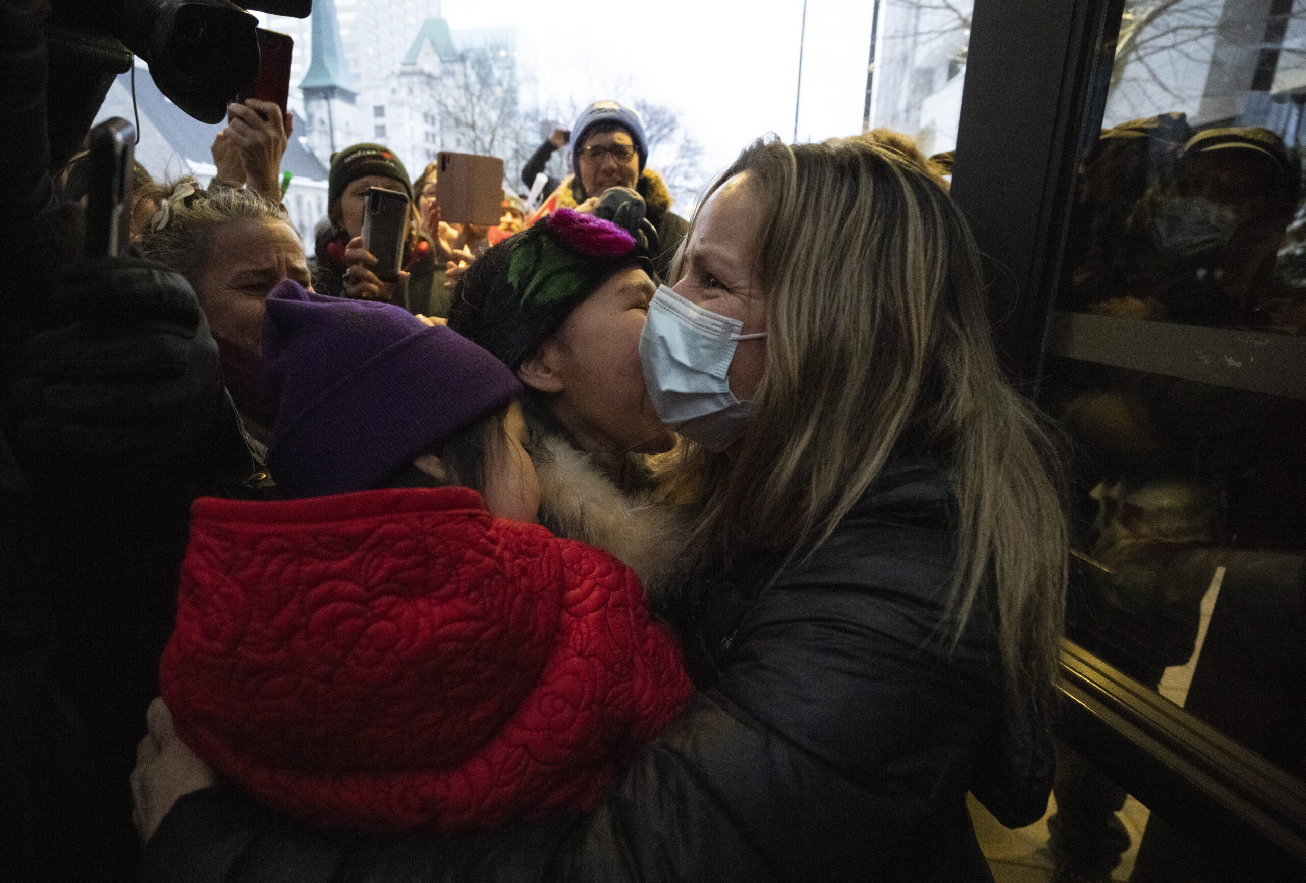 ‘We did it!’: Crowd greets Freedom Convoy organizer after bond approved