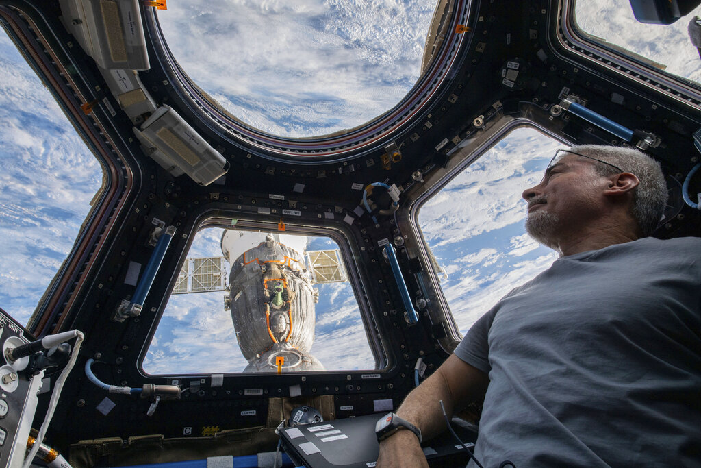 US astronaut to hitch ride on Russian capsule returning to Earth