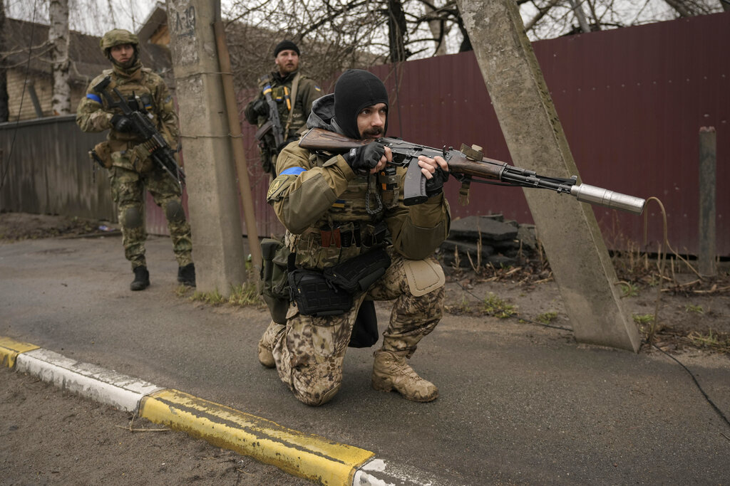 Video appears to show Ukrainian troops shooting captive Russian soldier