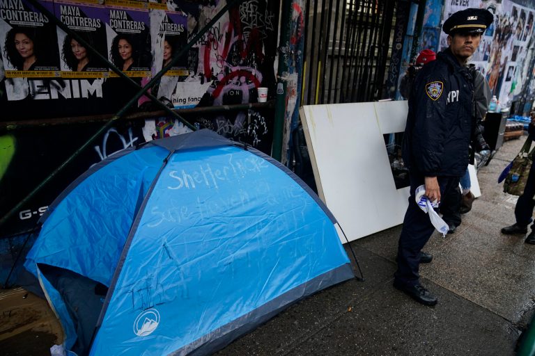 New York City to set up makeshift tent city amid influx of migrants