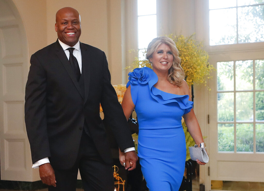 Milwaukee school aims to dismiss suit by Michelle Obama’s brother and his wife