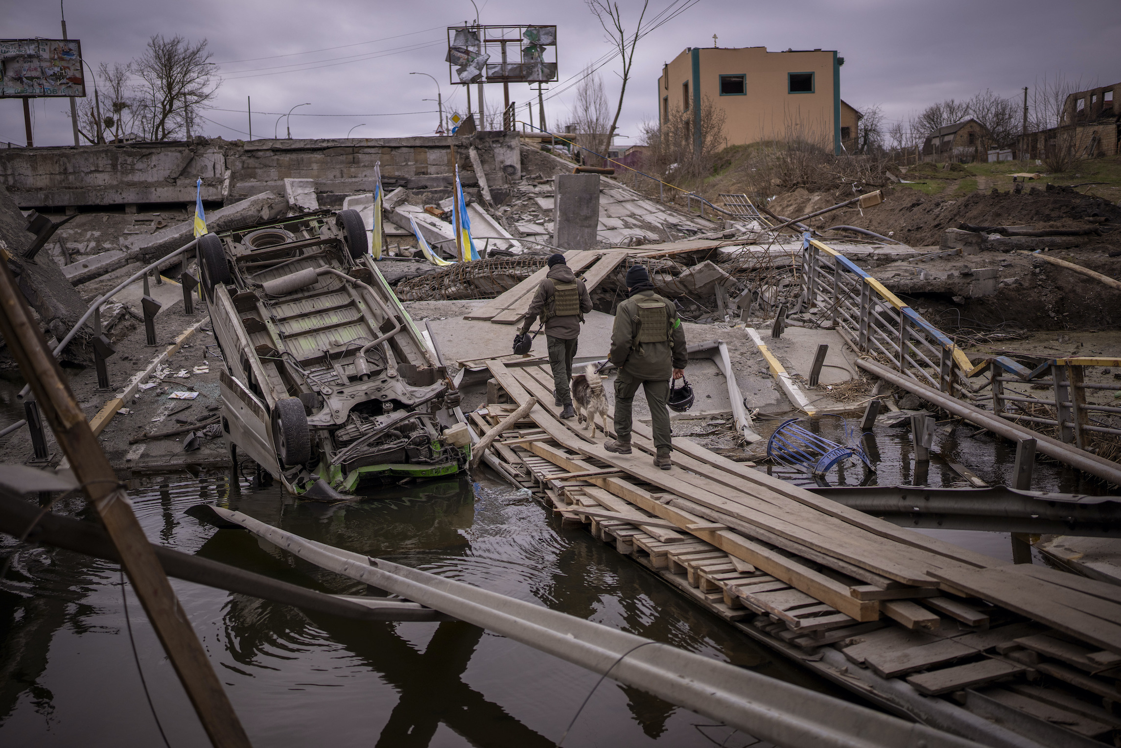 The bizarre hotel bar scene at the edge of the war in Ukraine