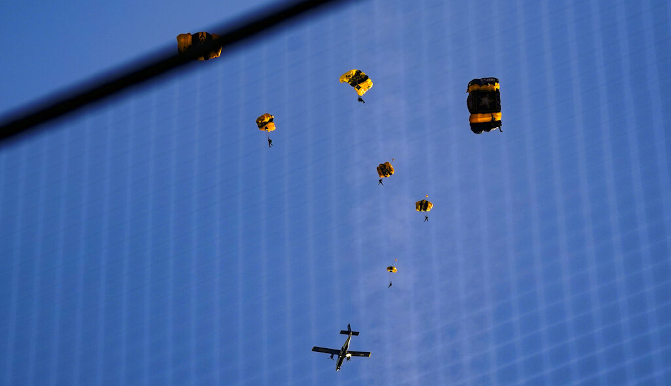 Parachuting stunt prompts Capitol evacuation