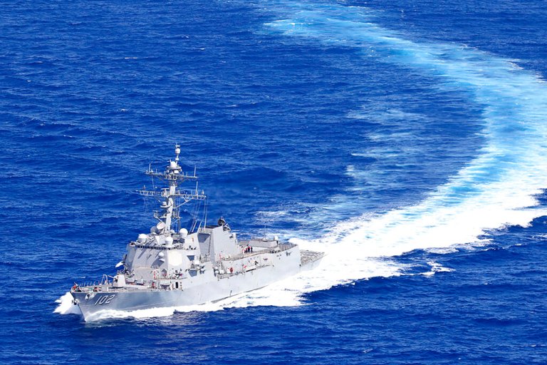 The United States and Taiwan have announced that a US guided-missile destroyer, USS Sampson, sailed through the Taiwan Strait.