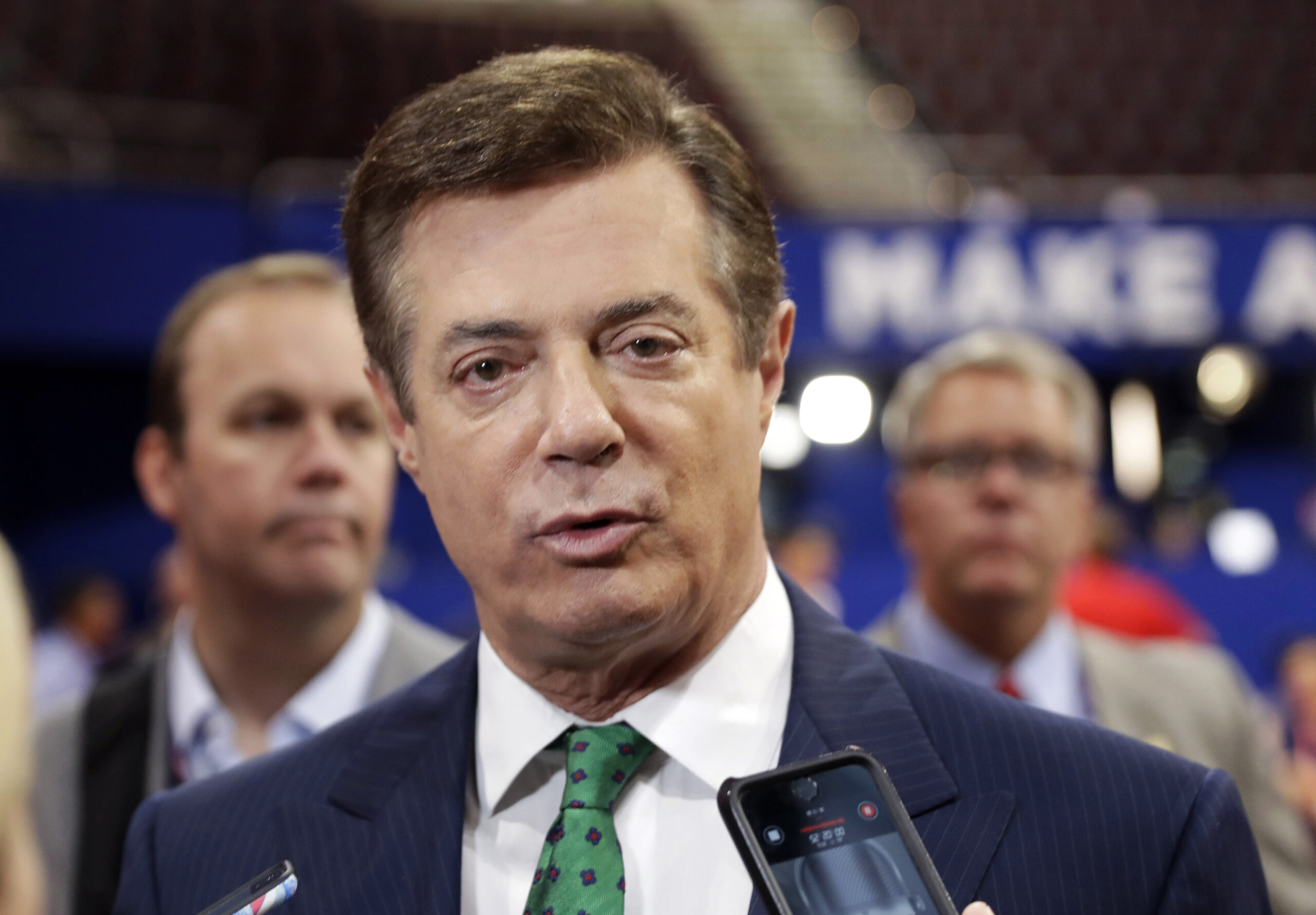 Paul Manafort concedes he gave Trump campaign polling data to the Russians