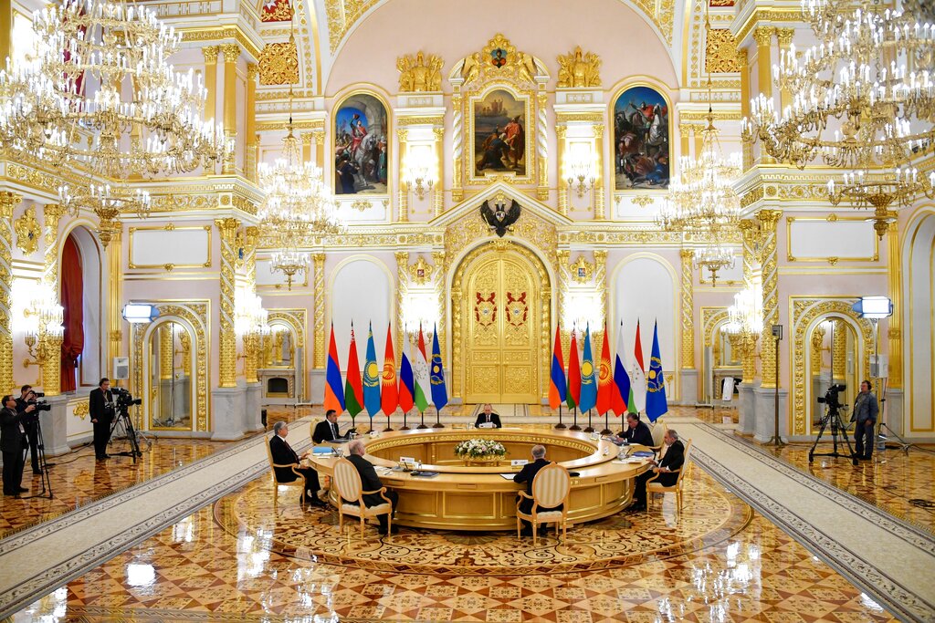 Putin photographed at ‘long but round’ table after health rumors