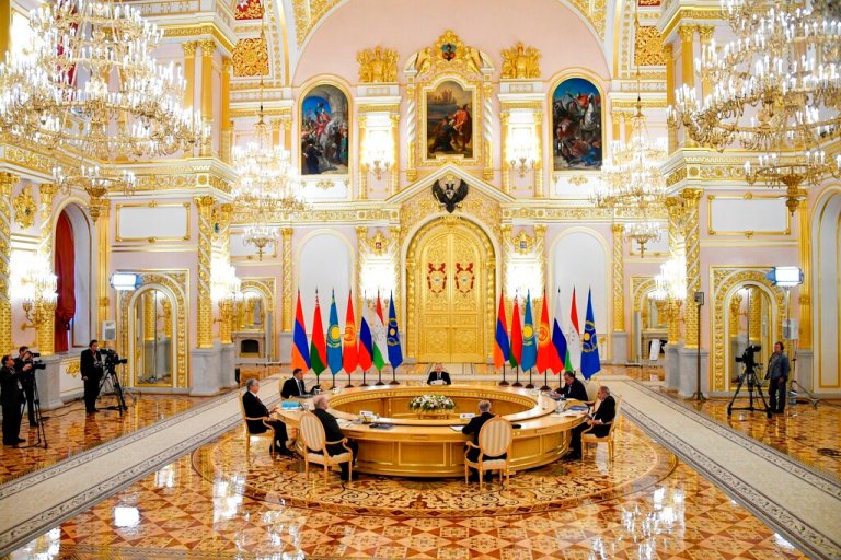 Putin photographed at ‘long but round’ table after health rumors