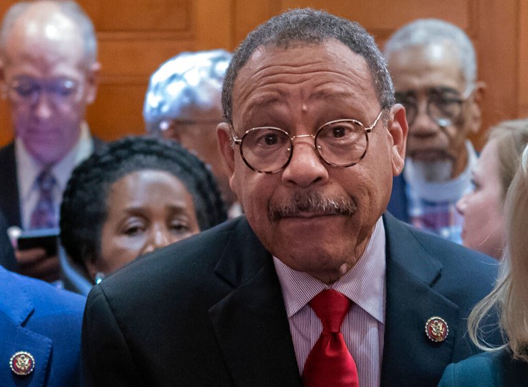 Top Democrat spends campaign cash at private golf club despite Ethics investigation