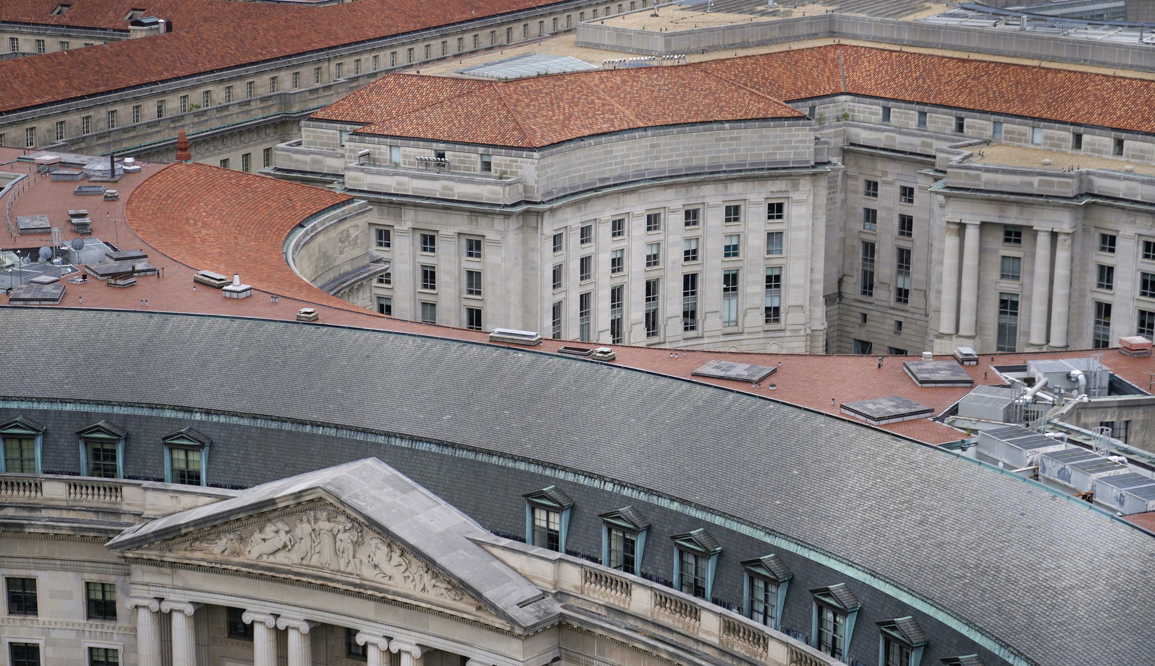 Federal government must cure its edifice complex