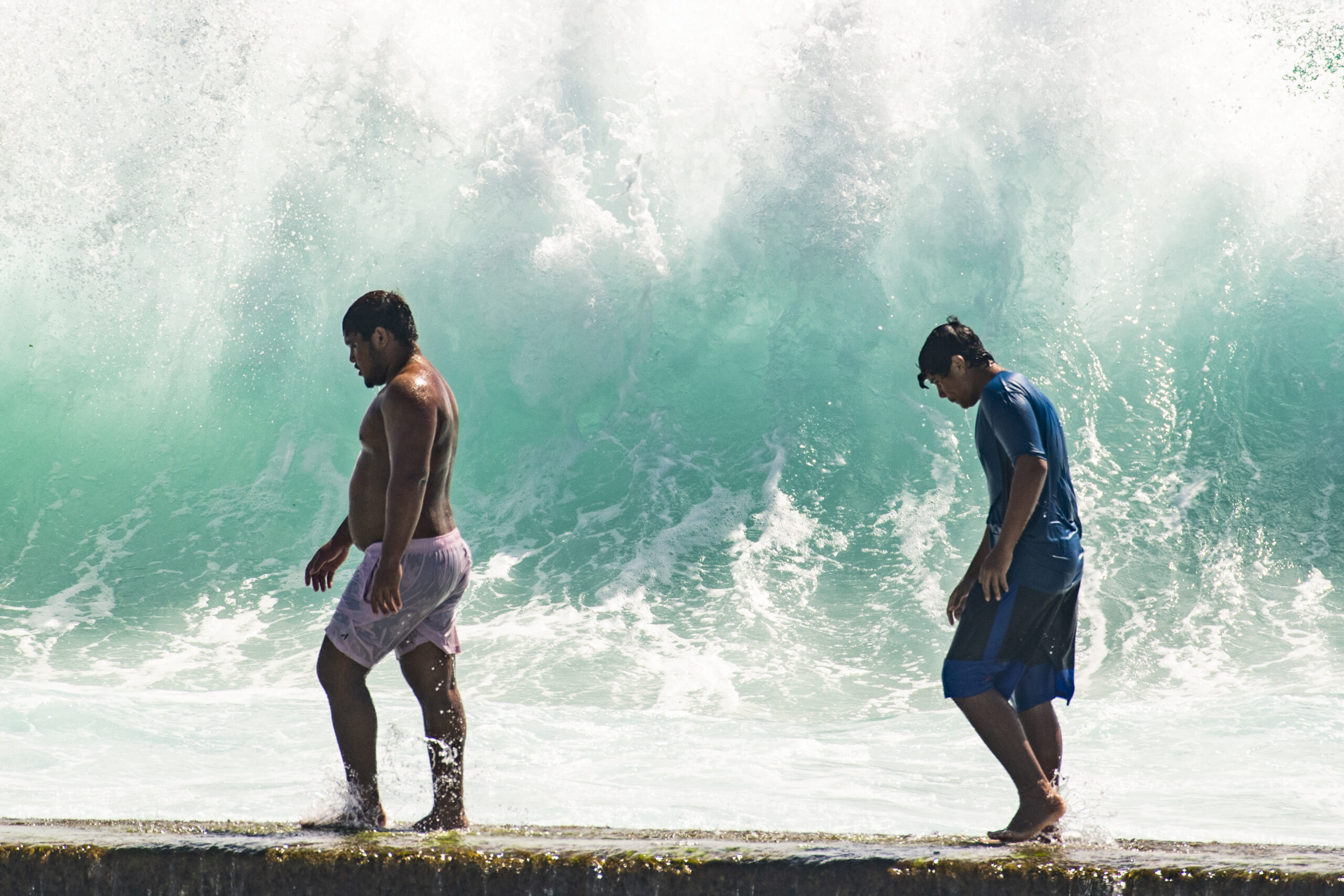 Massive waves make for Hawaiian wedding crasher