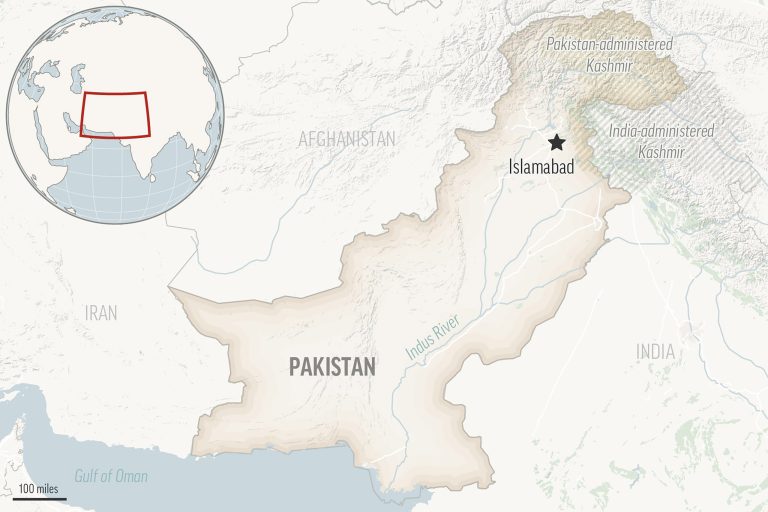 Suicide bomber kills 28, injures 150 at Pakistan mosque