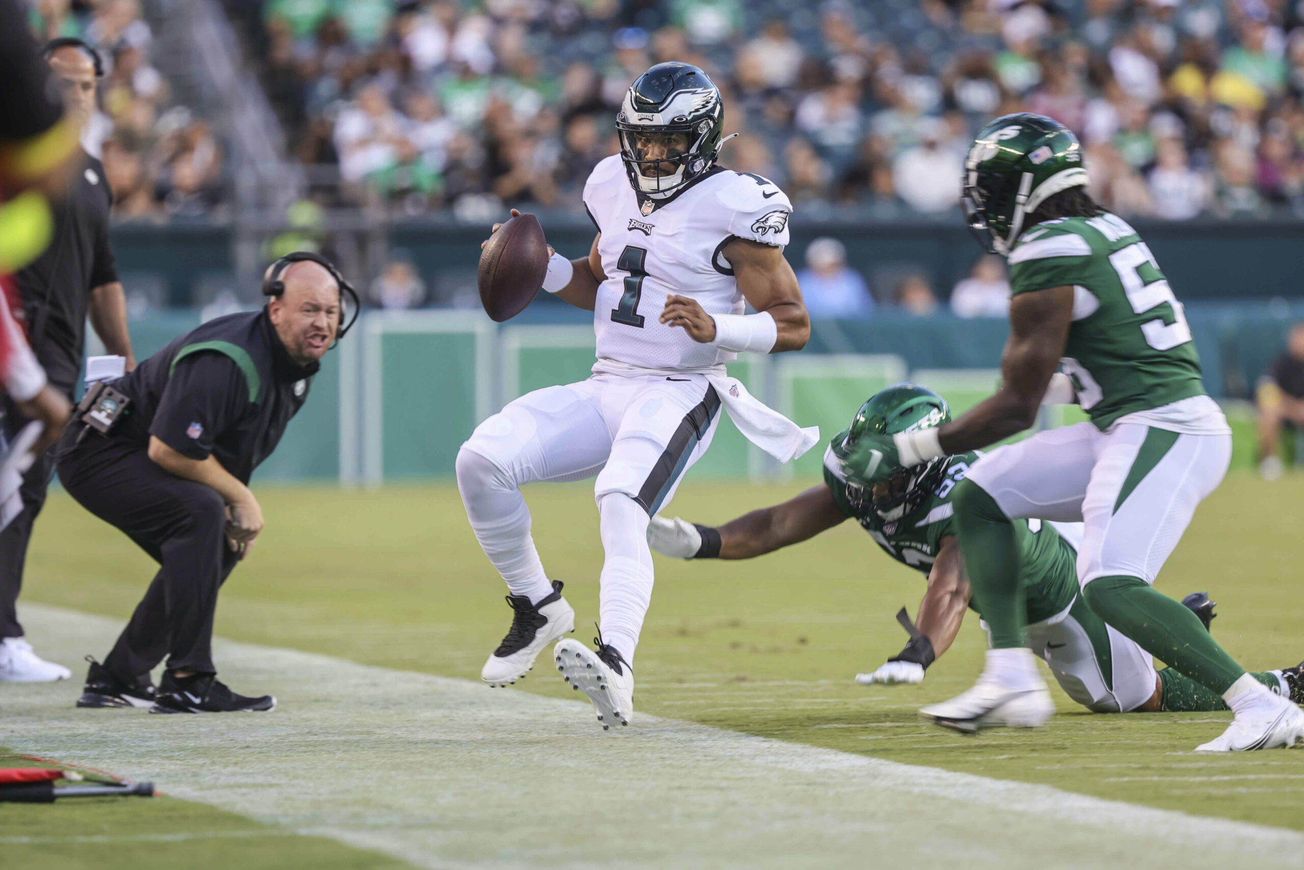 WATCH: Jets linebacker slammed for egregious hit on star NFL quarterback in preseason game