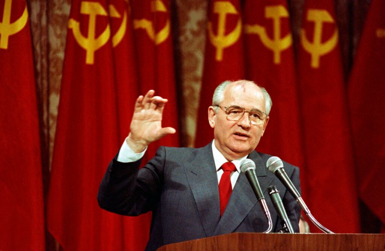 Gorbachev addresses a group of business executives in San Francisco, 1990.