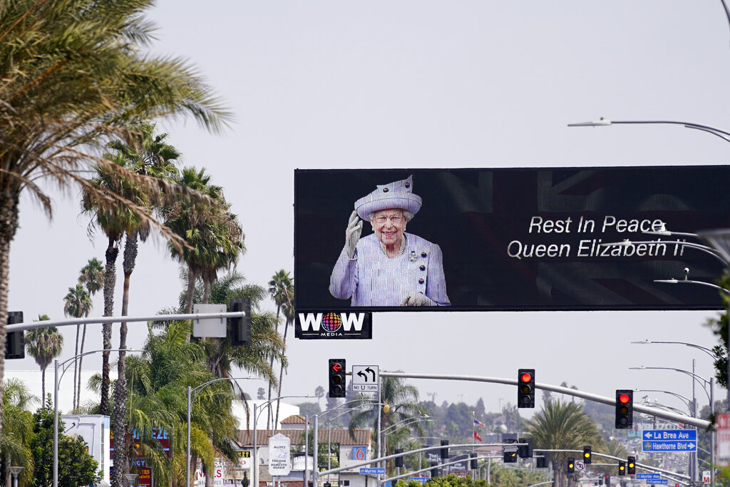 SEE IT: NFL honors Queen Elizabeth II before season opener