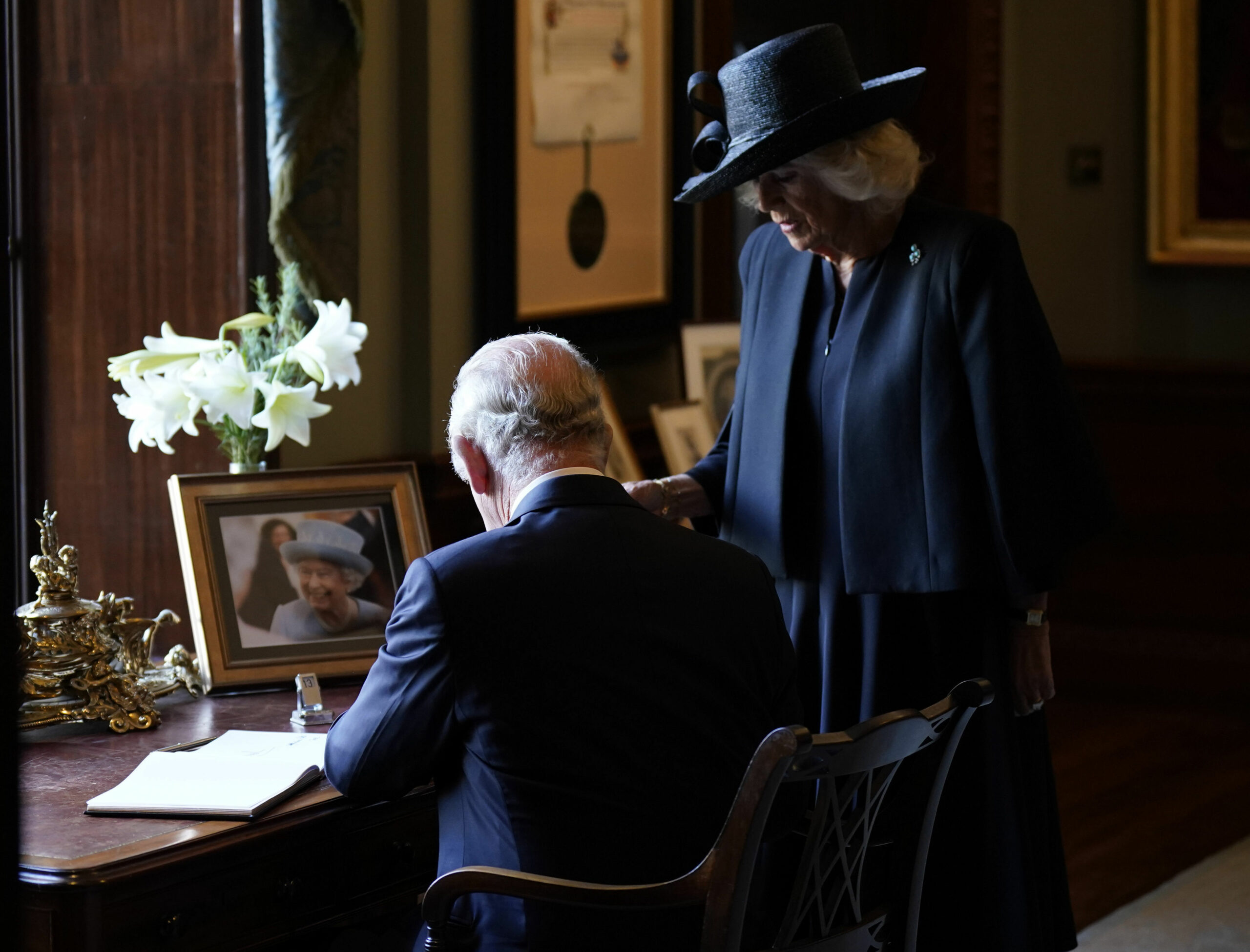 ‘Oh God, I hate this’: King Charles gets frustrated with leaky pen