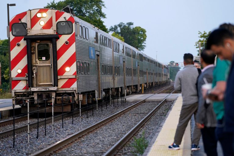 Transportation agencies skirt Chicago asylum rules with new immigrant drop-off method