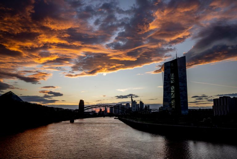 Unseasonably warm weather reinforces Europe in energy war with Russia