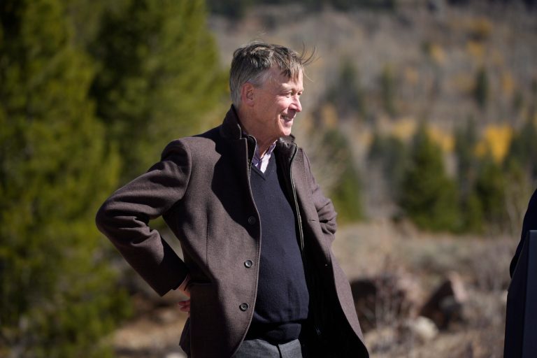 Democratic senator hugs green wall in bid to ‘protect’ planet