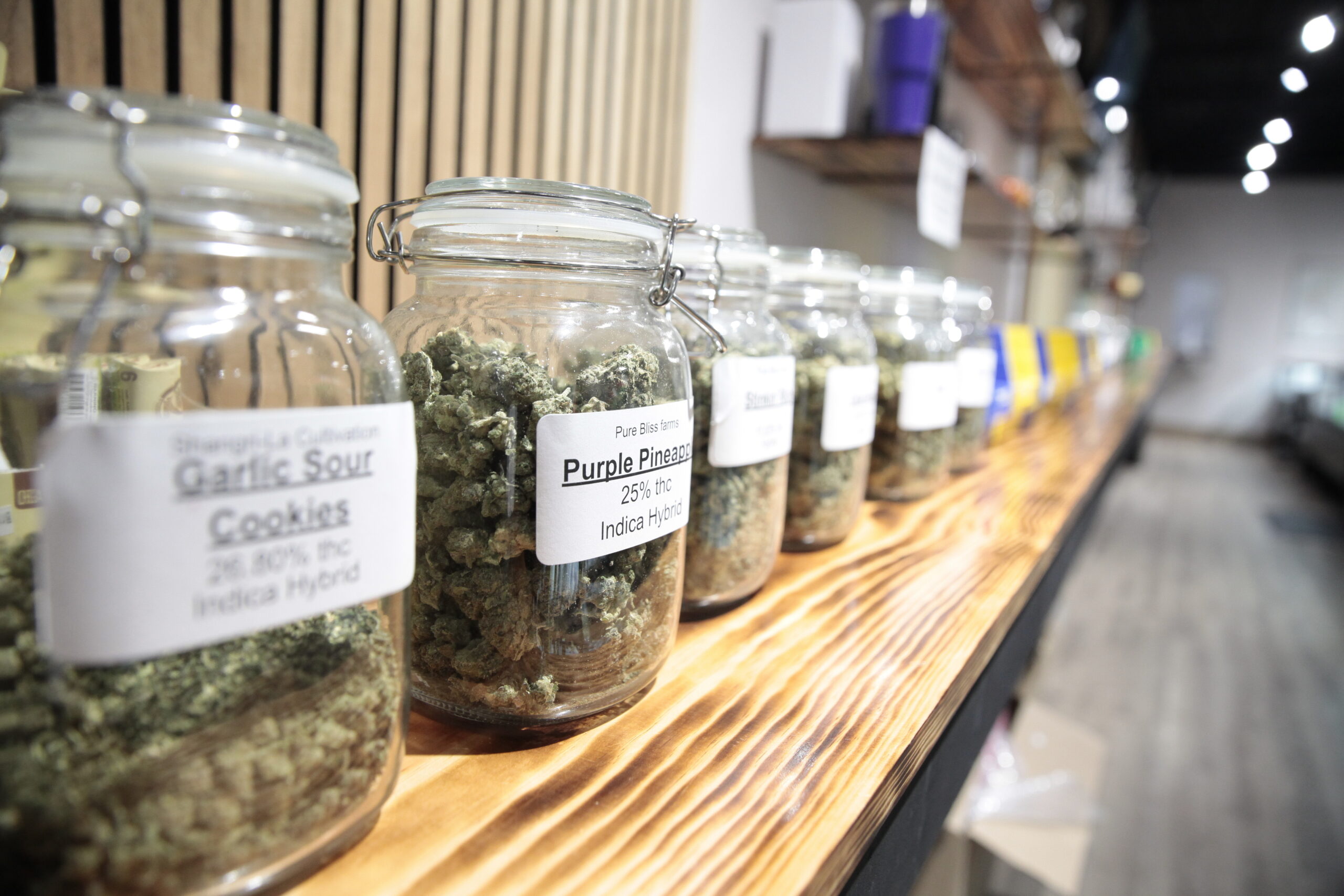 New York cracks down on unlicensed pot shops