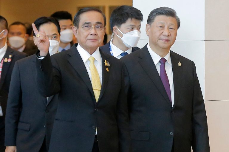 WATCH: Awkward moment Xi Jinping refuses to shake Thai prime minister’s hand