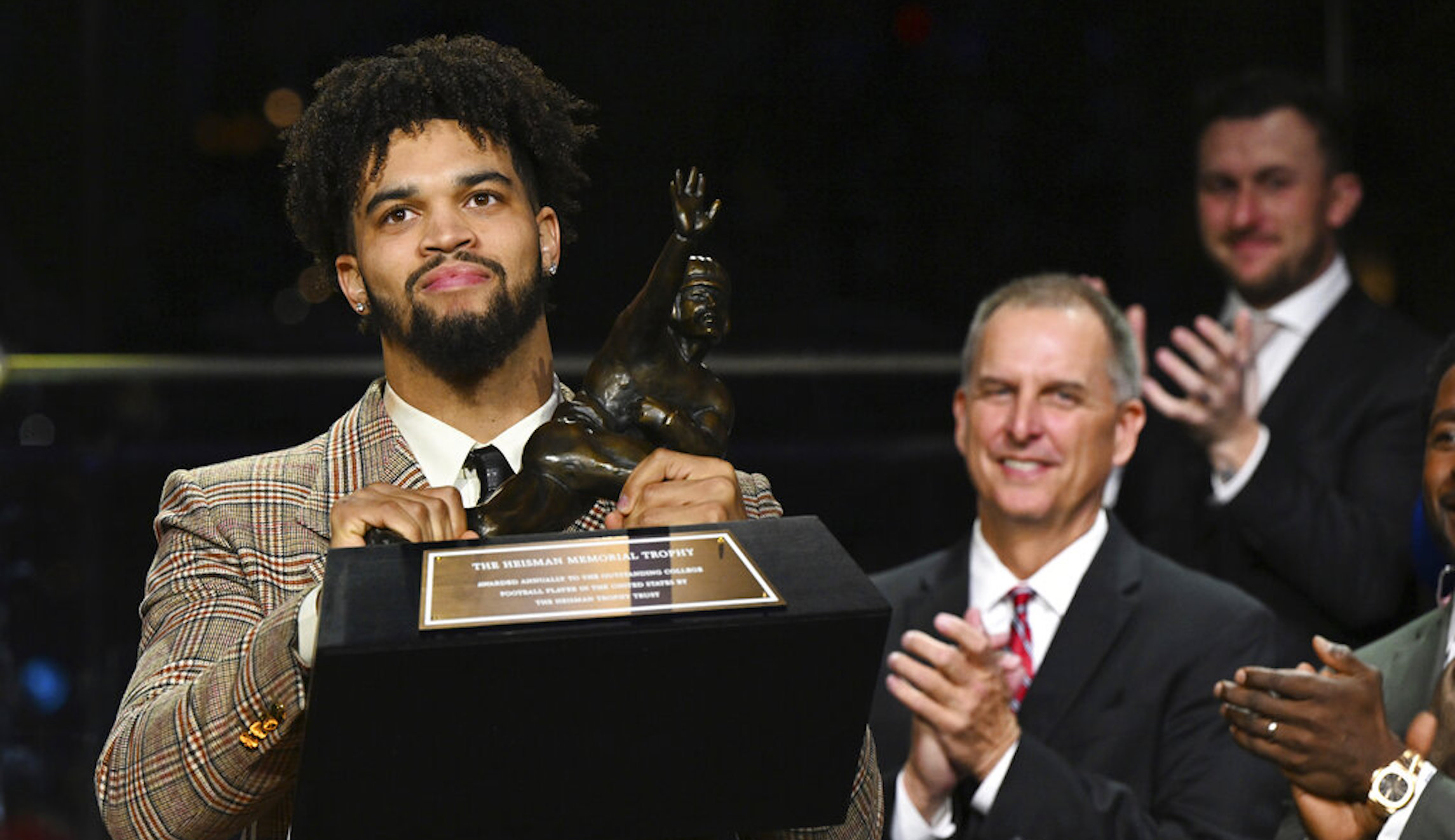 USC’s Williams wins Heisman after leading Trojan turnaround