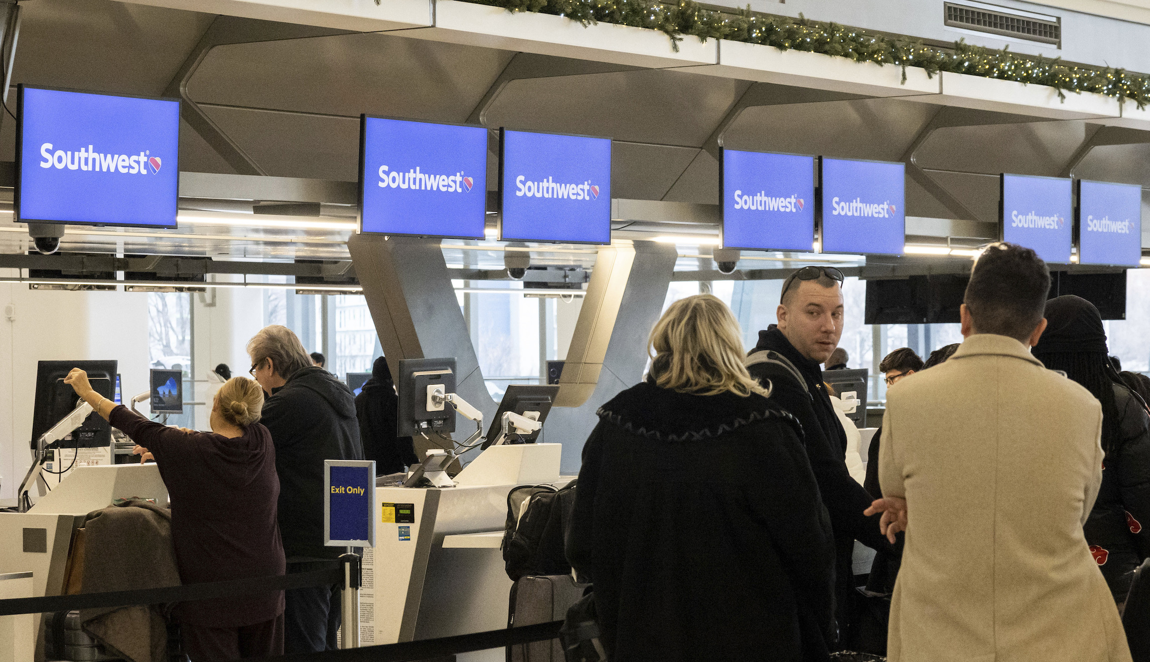 Biden says airlines will be ‘held accountable’ over flight cancellations