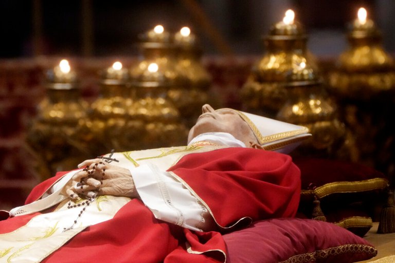 Vatican welcomes more than 60,000 to view Benedict XVI’s body