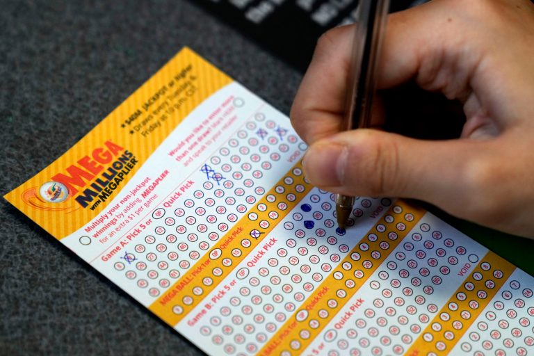 Mega Millions jackpot closes in on $1 billion with no Tuesday winner