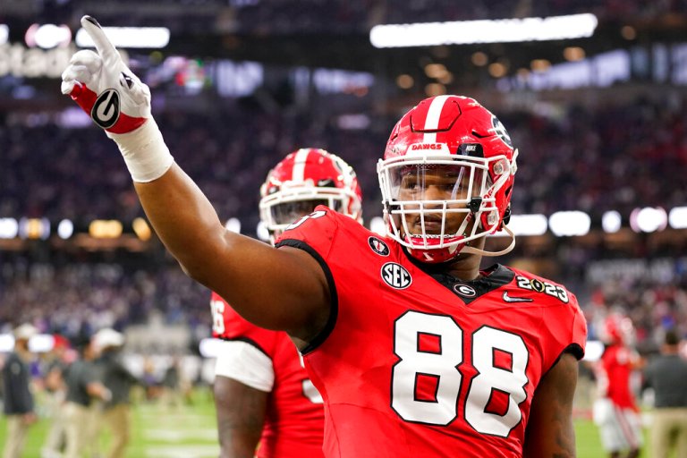 Georgia defensive lineman Jalen Carter (88) waves to the crowd before the national championship NCAA College Football Playoff game between Georgia and TCU, Monday, Jan. 9, 2023, in Inglewood, Calif.