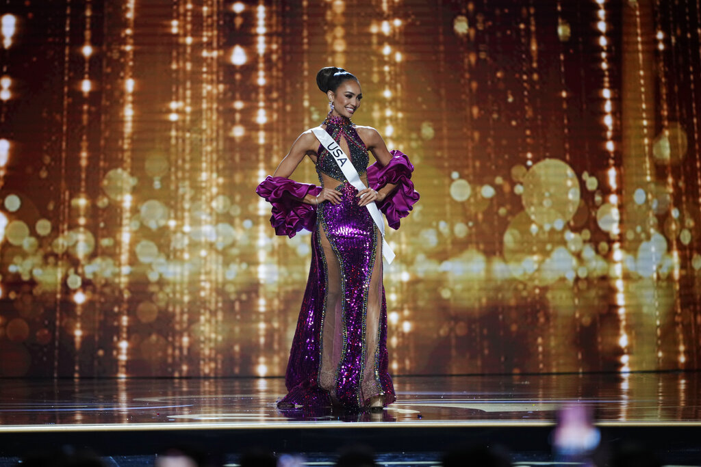 SEE IT: Miss USA turns heads with 33-pound moon costume