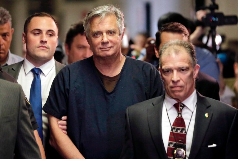 Paul Manafort, center, arrives at court in New York on June 27, 2019. Manafort, the former chairman of Donald Trump's 2016 presidential campaign, has agreed to pay $3.15 million to settle a civil case filed by the Justice Department over undeclared foreign bank accounts. 