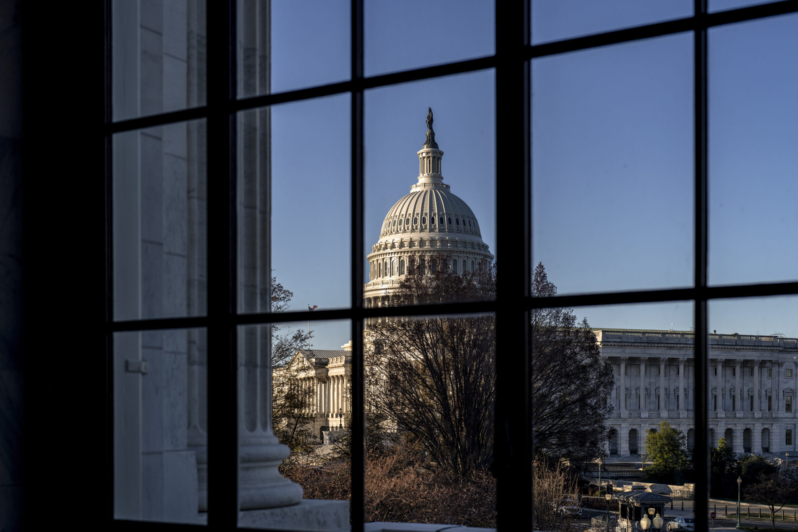 Bipartisan representatives reintroduce bill to ban stock trading or ownership for members of Congress