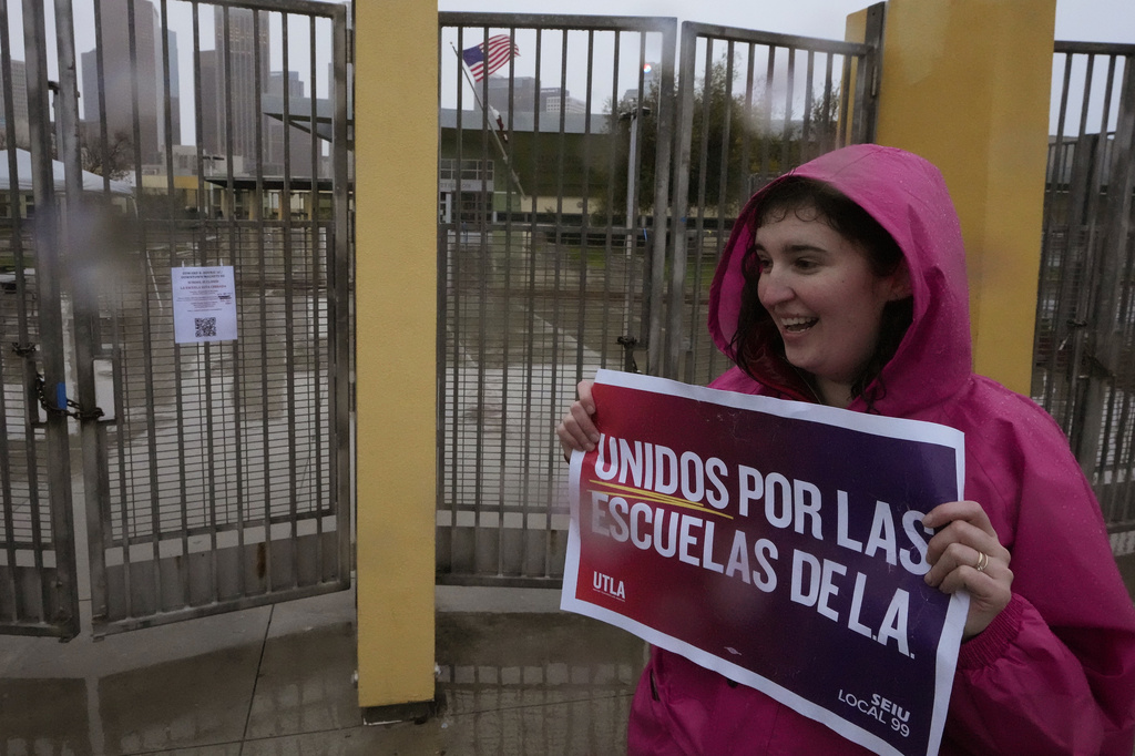600,000 Los Angeles students stuck at home as three-day school worker strike begins