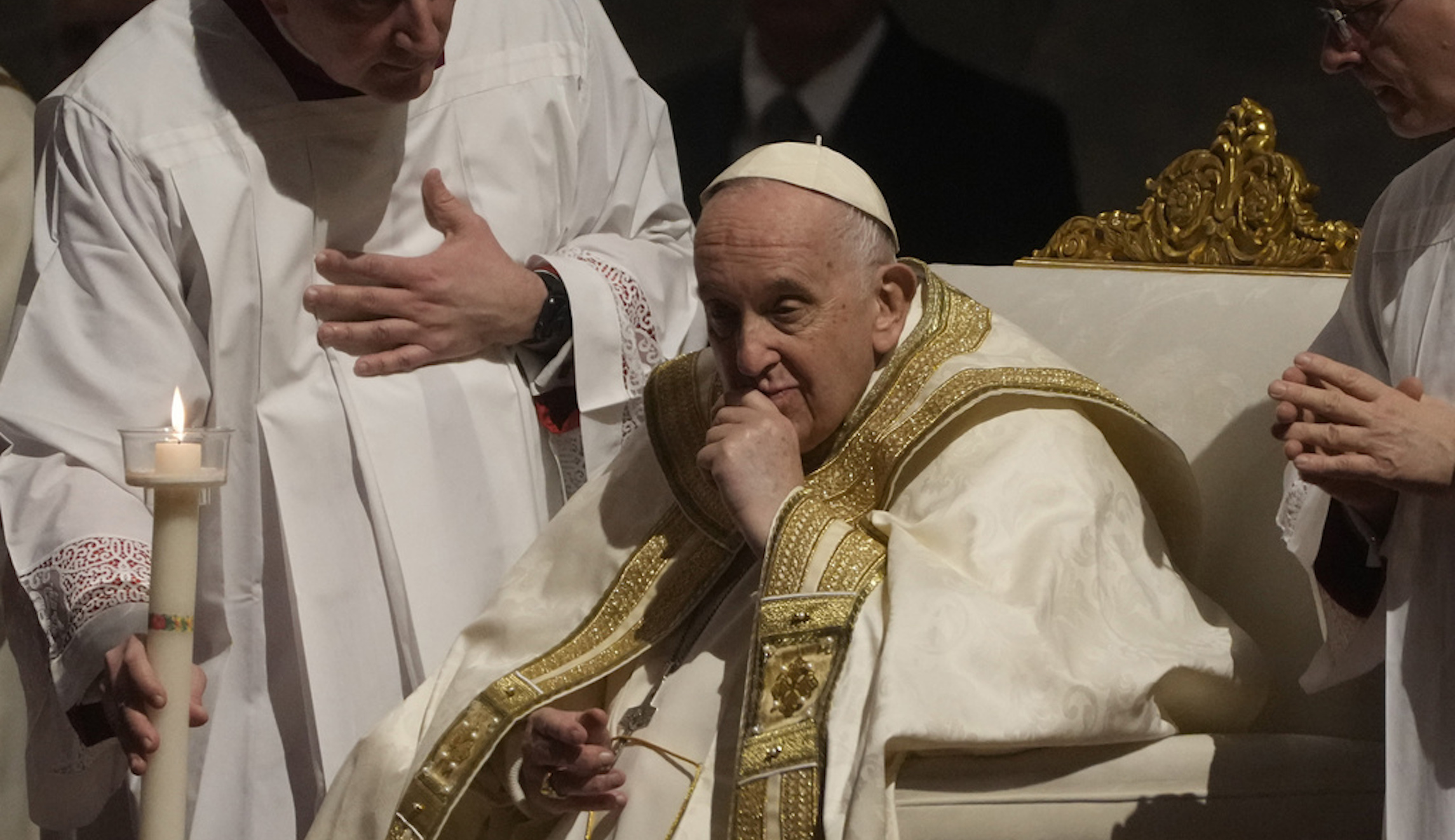 Pope Francis returns to public eye for Easter vigil Mass