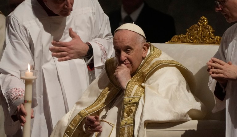Pope Francis returns to public eye for Easter vigil Mass