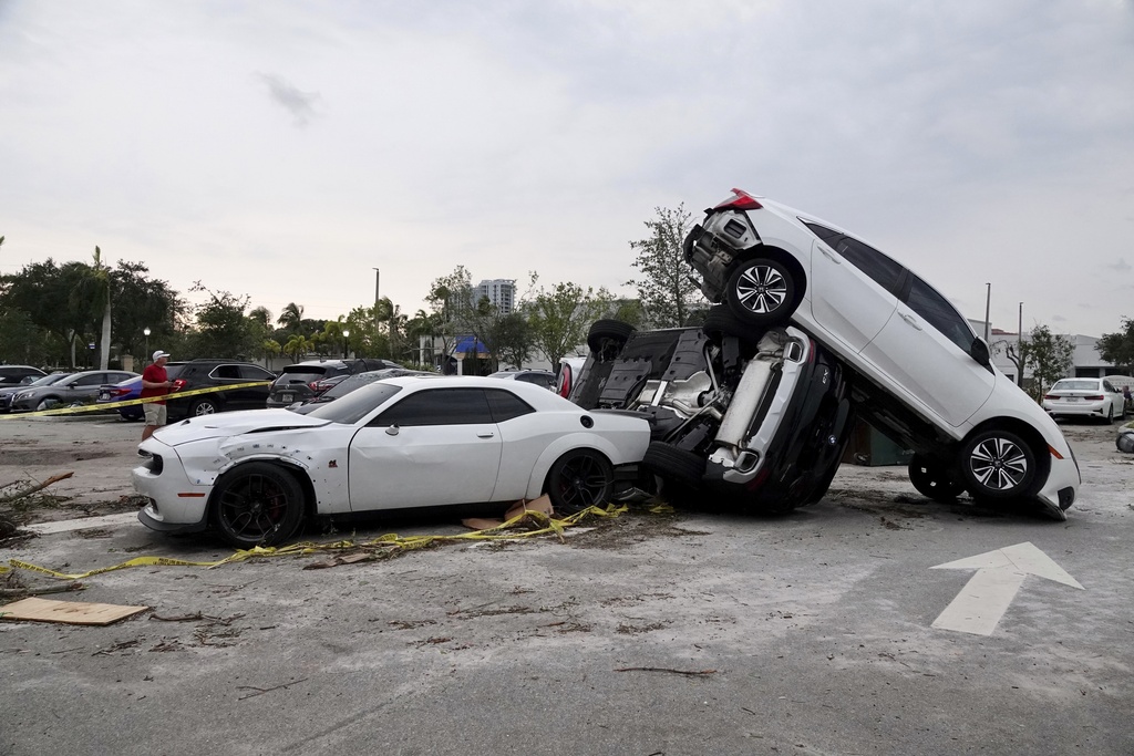 Tornado flips cars, damages homes in coastal Florida city
