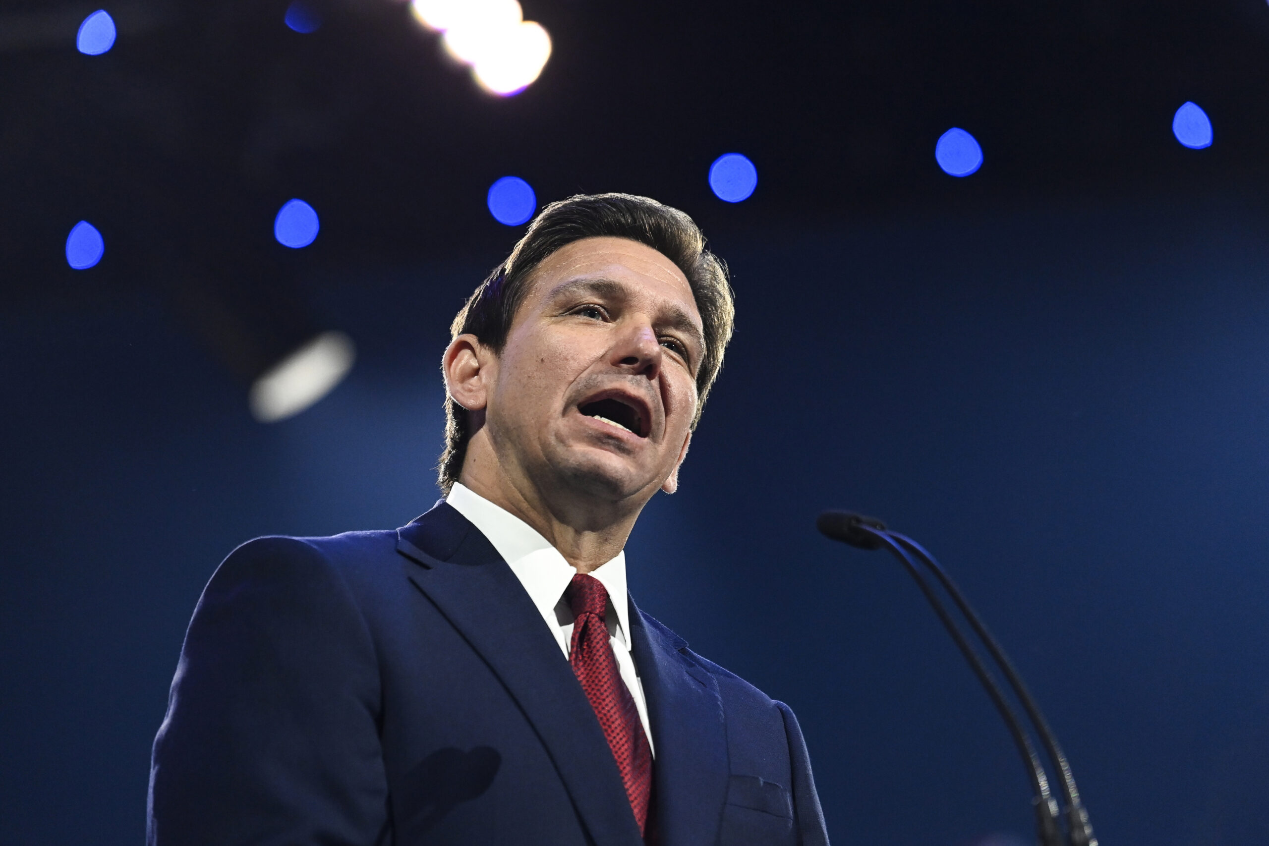 DeSantis attempts to angle himself against establishment Republicans