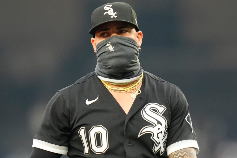 Wildfire smoke: White Sox player Yoan Moncada wears mask during rescheduled Yankees game
