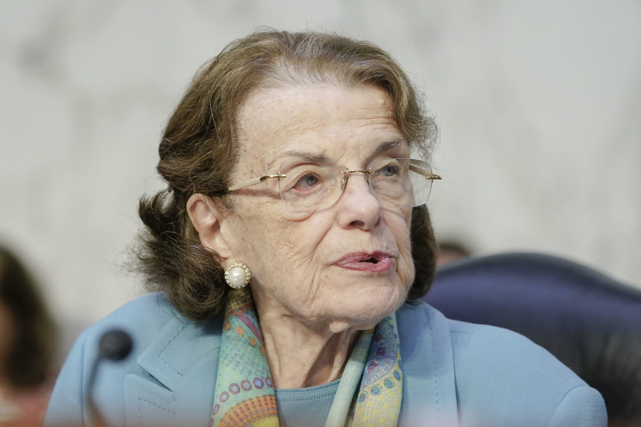 Dianne Feinstein aide awkwardly interrupts her during vote