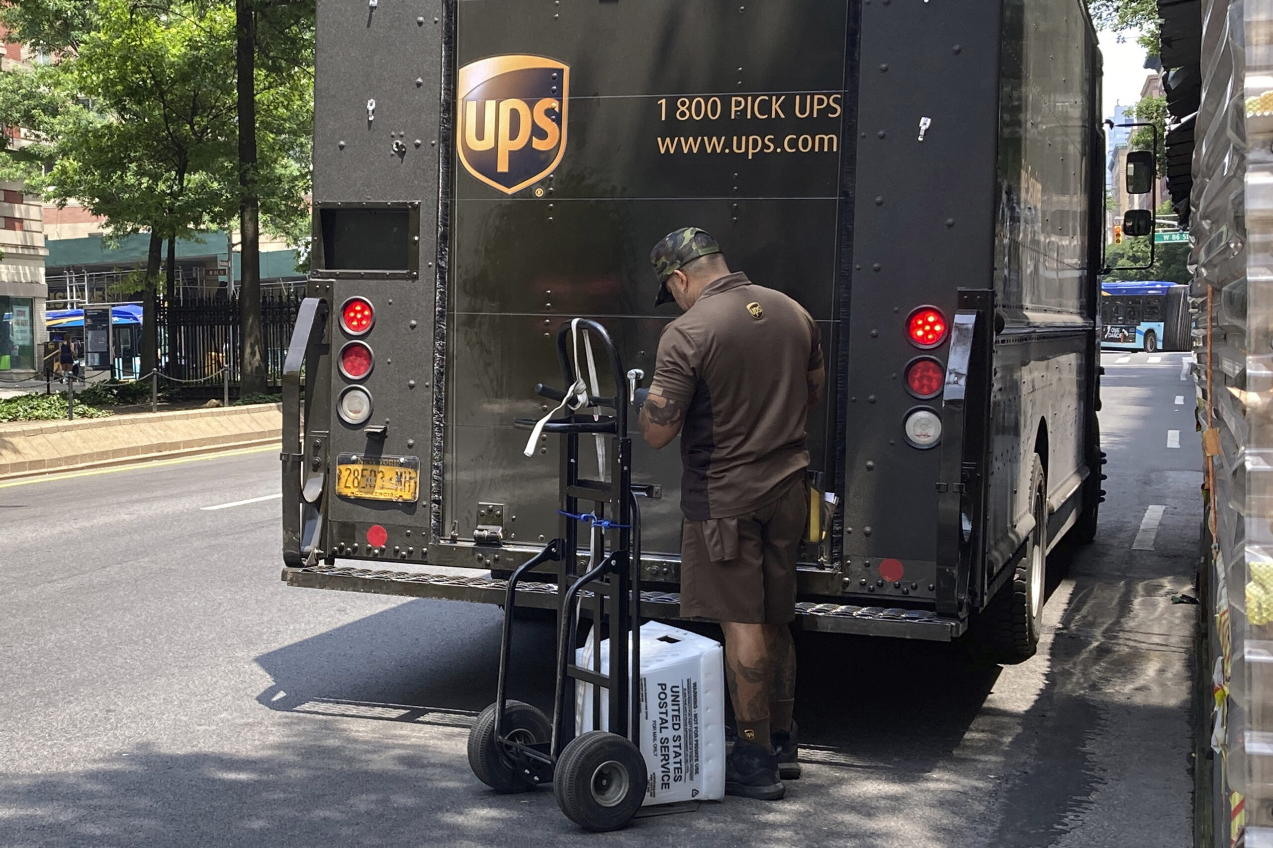 UPS agreement tempts Amazon drivers who make $18 an hour
