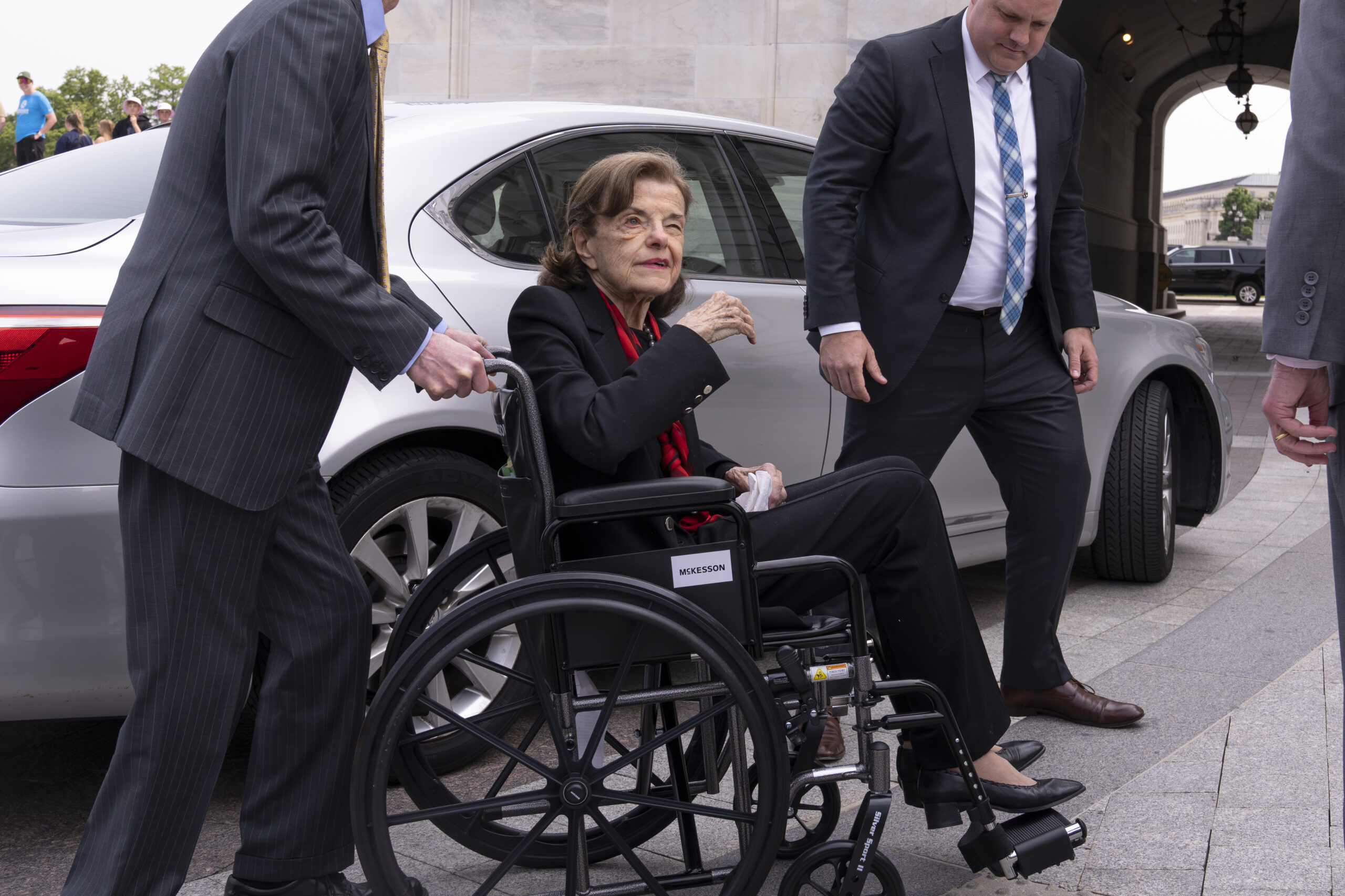 Dianne Feinstein cedes power of attorney to daughter but opts to stay in Senate